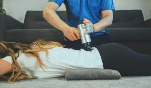 筋膜枪能按摩腹部吗?一般不建议直接冲击